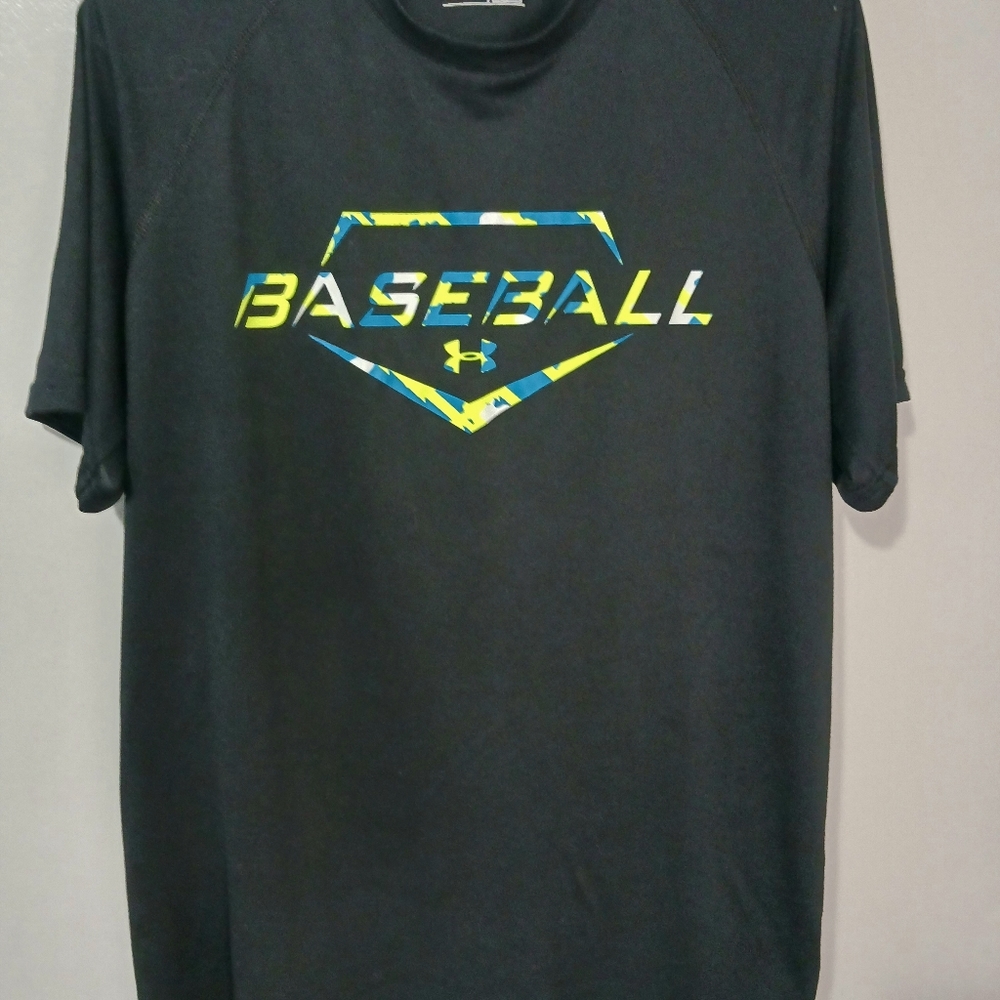 Men's Under Armor loose thick heat gear baseball short sleeve shirt, size MD / m